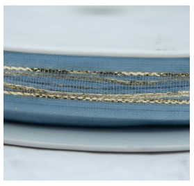 Fita organza azul com filete ouro 10mm x 25m