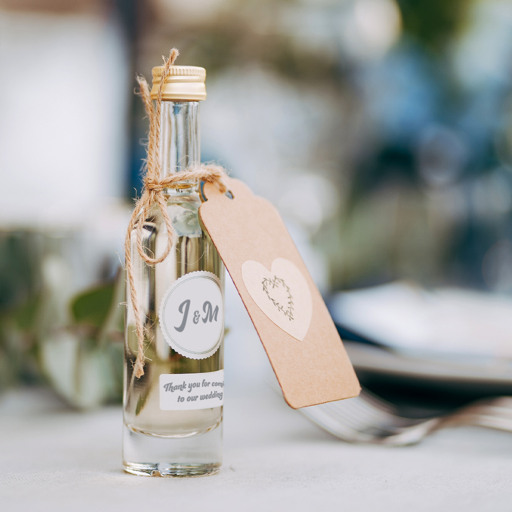 Garrafa de vidro para licores com etiqueta e rotulo personalizado para lembranças de casamento