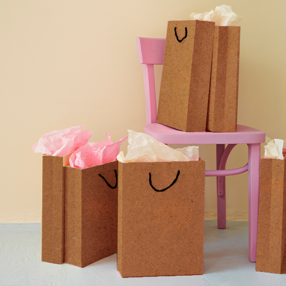 Papel seda branco em decoração de sacos de papel kraft com cordão